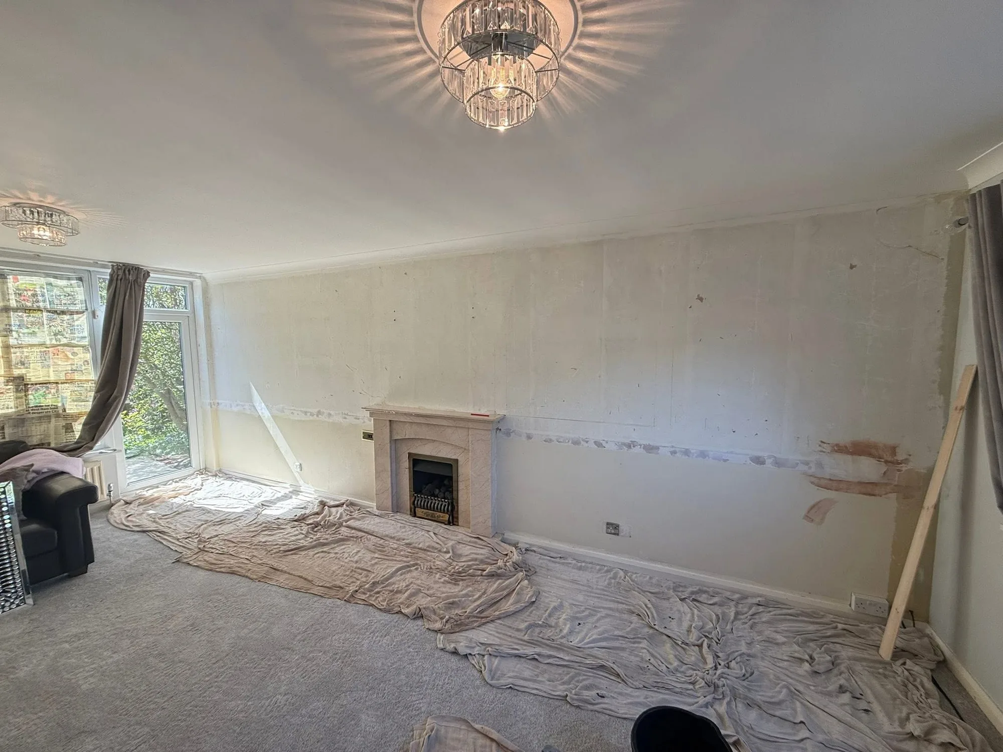 Wallpaper Steamer or Scraper: What to Use When Removing Wallpaper