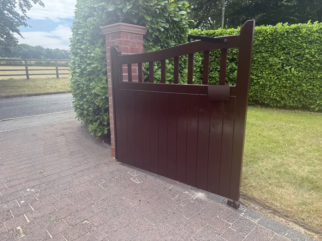 The same face of the gate after decoration.
