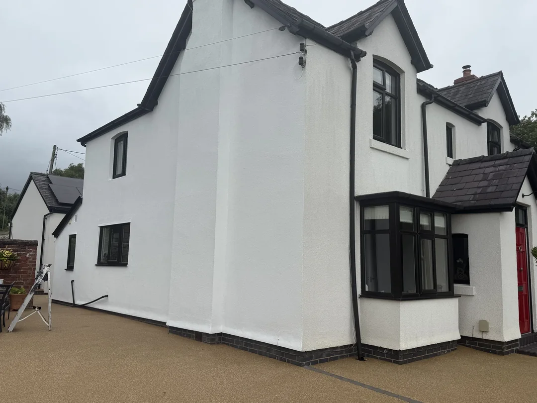The decorated side elevation and bay, with contrasting black trim.